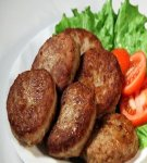 How much and how can cutlets be stored in the refrigerator and signs of spoilage
