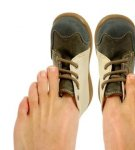 20 best ways to quickly stretch your shoes at home