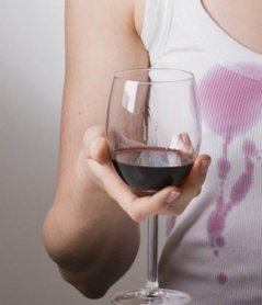 How and what to wash red wine from white clothes and fabrics at home