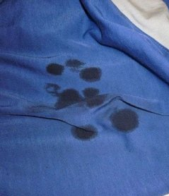 How to effectively remove oil stains from clothes at home