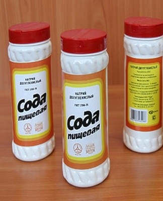 Pour boiling water into a baking tray and add 60 g of soda