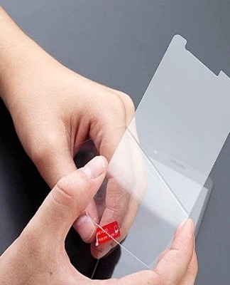 the process of gluing the glass to the phone