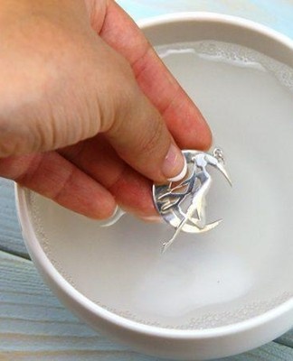 How and how to quickly clean silver at home from darkness so that it shines