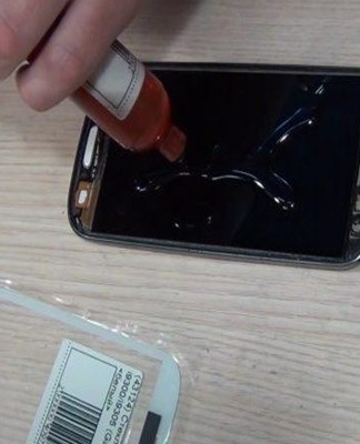 apply glue on the screen of the smartphone