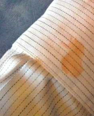 The powder is sprinkled over the entire area of ​​​​contamination, left for 2-3 hours.