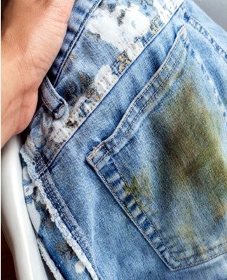 To make it easier to remove grass stains from clothes at home, you can use a saline solution.
