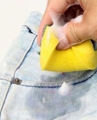 Garments made from rough, dark fabrics can be treated with a solvent applied to a fresh lubricant stain.