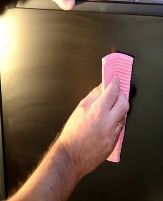 When wiping off dust and dirt, do not apply force, press the screen and scratch it