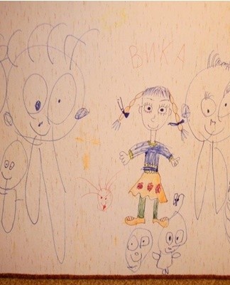 It is worth providing for the possibility of hand drawings appearing on the walls when choosing a wall covering.