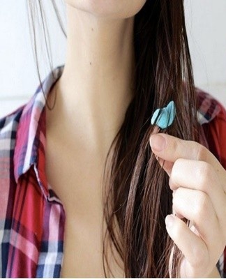 If there are no improvised means in the form of oils nearby, you can get the gum using ordinary petroleum jelly.