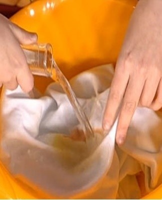 This method is considered an emergency, especially for removing dirt from white, woolen and cotton clothes.