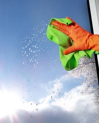 the size of the sponge is chosen so that it is convenient to hold it with one hand.