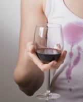 How and what to wash red wine from white clothes and fabrics at home