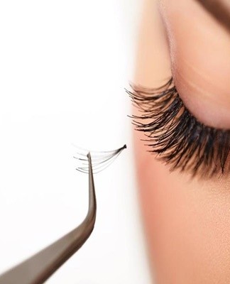 The resin withstands many adverse factors, attaches not only individual hairs, but also bundles.