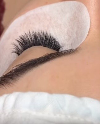 If there are remnants of glue on your own eyelashes, you should also get rid of them.