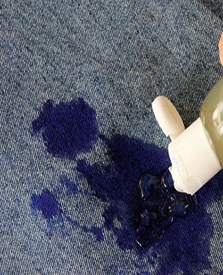 The resulting solution is moistened with a stain several times.