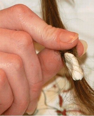 After five minutes, you can remove the remnants with a comb and rinse your hair.