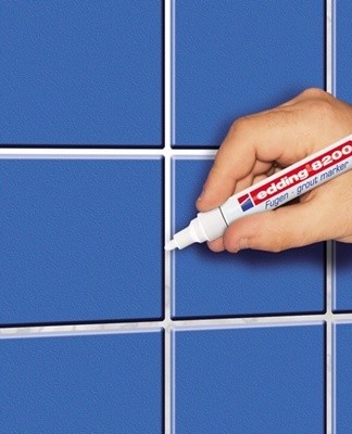 It is enough just to run with a felt pen along the seam previously cleaned of dirt.