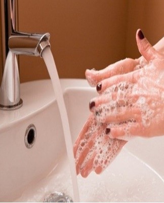 Experienced housewives combine the process of washing dishes and removing iodine stains from the skin of the hands.