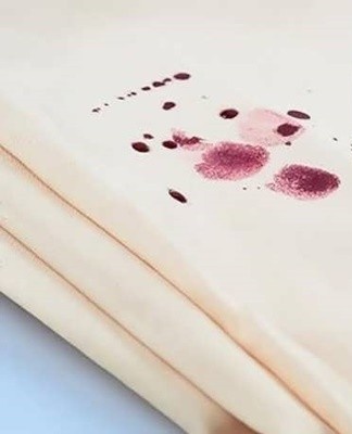 The dirty place is covered with soda and poured over it with vinegar.