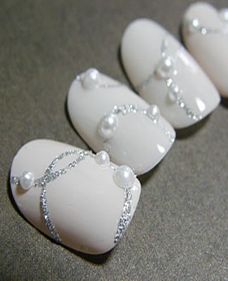 Pebbles are like little pearls. Top covered with mother-of-pearl