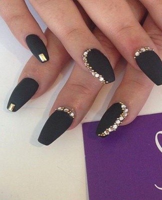 Some time after the manicure, one of the decorations disappears.