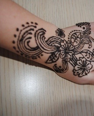 To rub henna, you need baking soda and lemon juice.