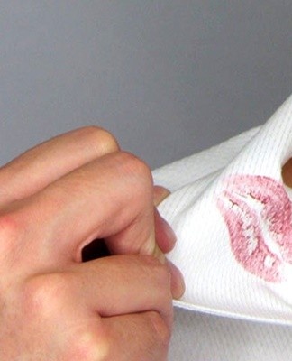 Ammonia will allow you to quickly remove lipstick stains from delicate fabrics: silk, wool.