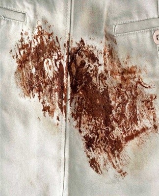 Stains on woolen products are soaked in milk.