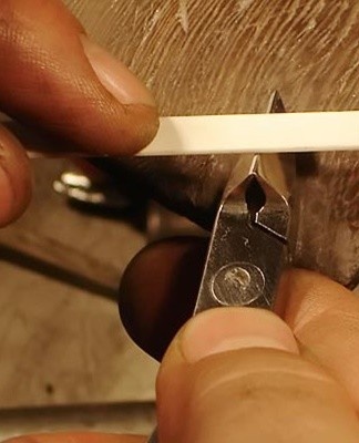 Miniature pliers can be easily sharpened with foil, sandpaper or a file.