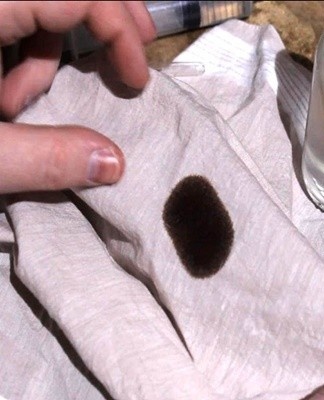 Resin stains are very sticky. Care should be taken when removing them.