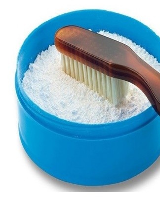 Tooth powder is considered an excellent absorbent that absorbs fat particles quickly.