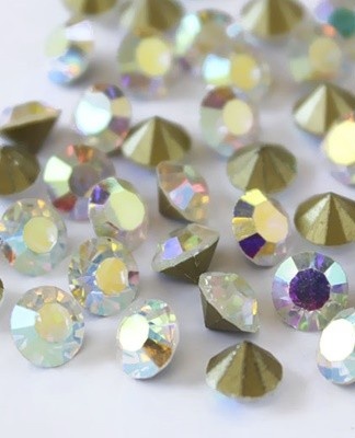 The main thing of the beauties is faced with the fact that the pebbles do not hold and often fall off.