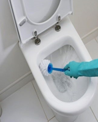 Automotive electrolyte will be able to clean the toilet from corrosion, old plaque and formed stone.