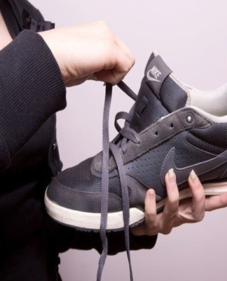 Boots with boots are dried with rice grains, which are characterized by rapid moisture absorption.