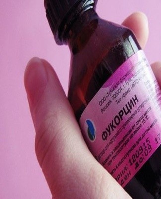 With a cotton swab soaked in juice, gently wipe the skin of the face in places where there are red spots of Fukortsin.