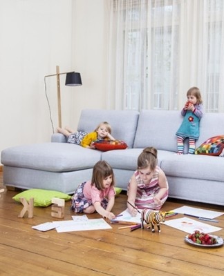 children draw with markers