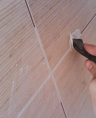 After removing the old grout, the seams are disinfected, treated with antifungal drugs, and a new one is applied.