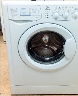 In the equipment of the manufacturer "Indesit" problems with the operation of the hatch may appear due to wear of the lock.