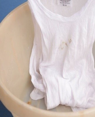 Moisten rust with turpentine and sprinkle with talc/starch, cover with a sheet of paper.