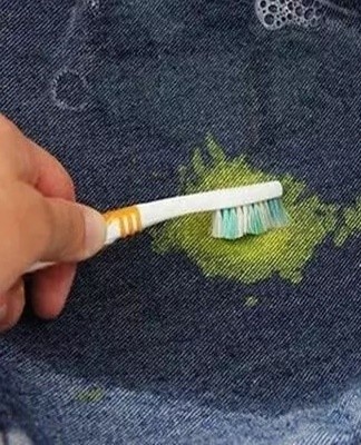 To remove stains from this type of paint, you can use tooth powder.