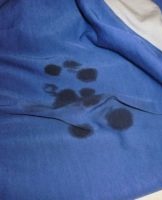 How to effectively remove oil stains from clothes at home