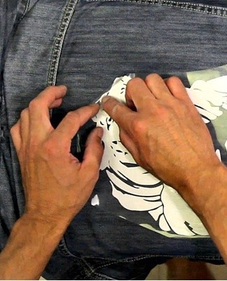 The action method drying machine looks like working with a hair dryer or an iron