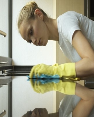 girl washes the glass