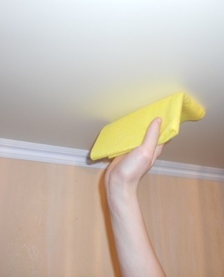 How and what to wash matte and glossy stretch ceilings without streaks at home