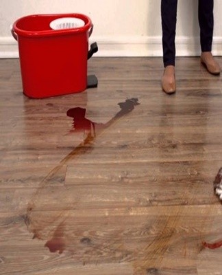 For laminate floors, it is better to take water with a temperature of 40-50 degrees.