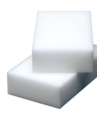 The melamine sponge, covered with numerous fine hairs, penetrates into the smallest cracks on the surface of the skin, cleaning them from ink.