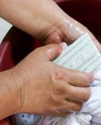 Leave the stain alone for 15 to 20 minutes, then rinse thoroughly with liquid.