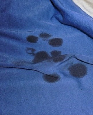 How to quickly remove oil stains from clothes at home