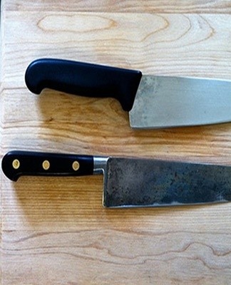 To avoid injuring your hands on the rotating disc, it is sufficient to wear gloves.